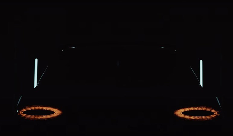 【ドリフトも可能!?】ベントレーがSUV「ベンテイガ」 の“超高性能版”を予告…6月2日正式公開