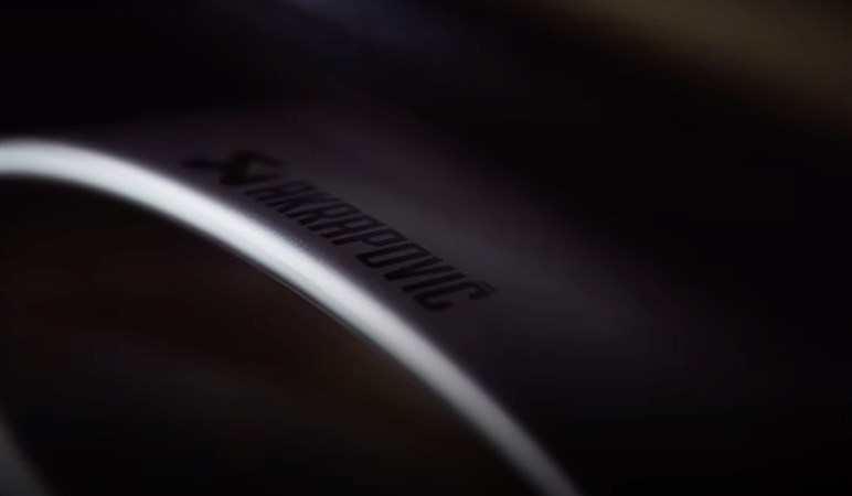 【ドリフトも可能!?】ベントレーがSUV「ベンテイガ」 の“超高性能版”を予告…6月2日正式公開