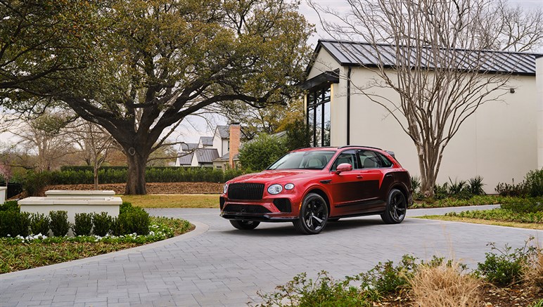 【ドリフトも可能!?】ベントレーがSUV「ベンテイガ」 の“超高性能版”を予告…6月2日正式公開