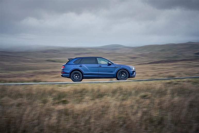 【ドリフトも可能!?】ベントレーがSUV「ベンテイガ」 の“超高性能版”を予告…6月2日正式公開