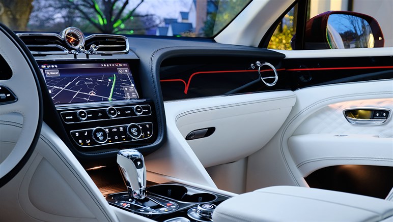 【ドリフトも可能!?】ベントレーがSUV「ベンテイガ」 の“超高性能版”を予告…6月2日正式公開
