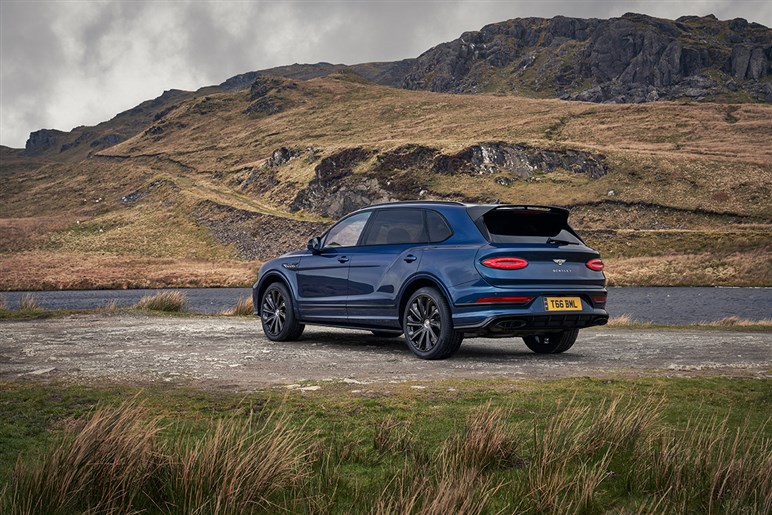 【ドリフトも可能!?】ベントレーがSUV「ベンテイガ」 の“超高性能版”を予告…6月2日正式公開