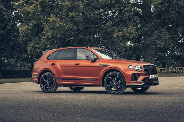 【ドリフトも可能!?】ベントレーがSUV「ベンテイガ」 の“超高性能版”を予告…6月2日正式公開