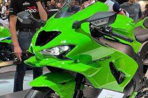 世界初公開となったカワサキ「Ninja ZX-10RR」2026年モデル　SNS上では賛否アリ？