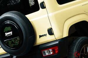 スズキ新「ジムニー」に反響多数！ 全長3.4m級の“小さいボディ”に「ターボ」エンジン搭載！ “7年目の進化”でACC搭載＆安全強化に「待ってた」の声も！ 5速MTも設定の「本格軽SUV」が話題に