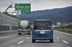 妙にとなりのクルマが近づいてきて怖いんですけど……車線内で左や右に寄って走ってるクルマってどういう状況？
