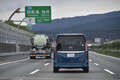 妙にとなりのクルマが近づいてきて怖いんですけど……車線内で左や右に寄って走ってるクルマってどういう状況？