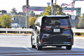 妙にとなりのクルマが近づいてきて怖いんですけど……車線内で左や右に寄って走ってるクルマってどういう状況？