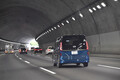 妙にとなりのクルマが近づいてきて怖いんですけど……車線内で左や右に寄って走ってるクルマってどういう状況？