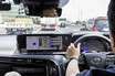 妙にとなりのクルマが近づいてきて怖いんですけど……車線内で左や右に寄って走ってるクルマってどういう状況？