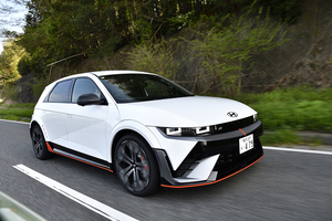 静かなのがEVのウリじゃなかったの？　疑似エンジン音を響かせるEV２台に乗った結果は……