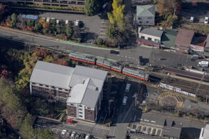 温泉地を走る「日本最古級の電車」！ 空から見た「100歳超の長老」の雄姿も世代交代か