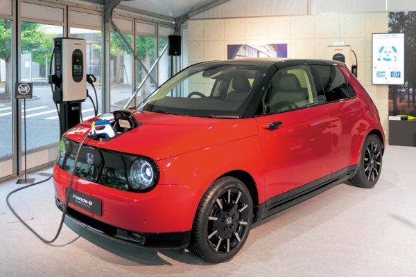 なにこれかわいい 登場直前ホンダeに集まる期待と募る不安 ベストカーweb 自動車情報サイト 新車 中古車 Carview