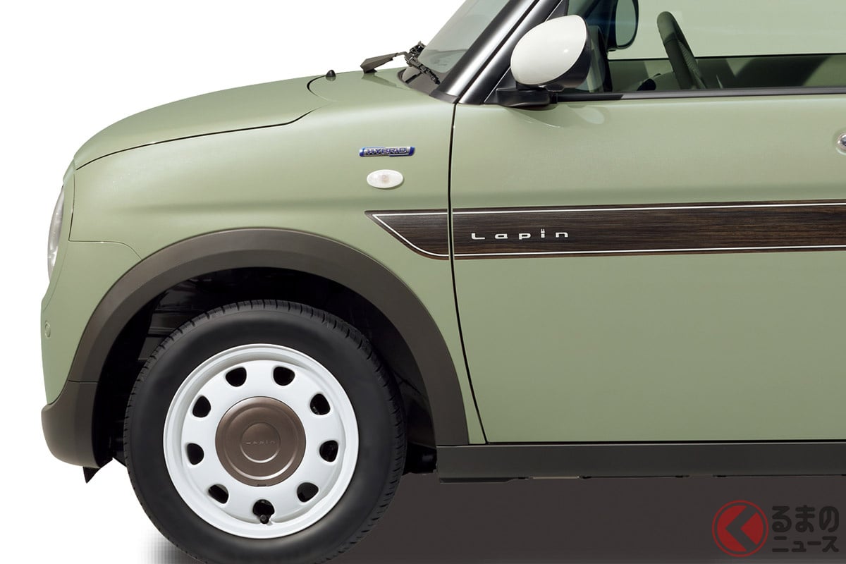 スズキ「“新”軽セダン」発売！ レトロな木目調×ルーフラックの「ドレスアップ仕様」がめちゃイイ！ 「アルト ラパン」の純正アクセ「ナチュラルビンテージスタイル」とは！