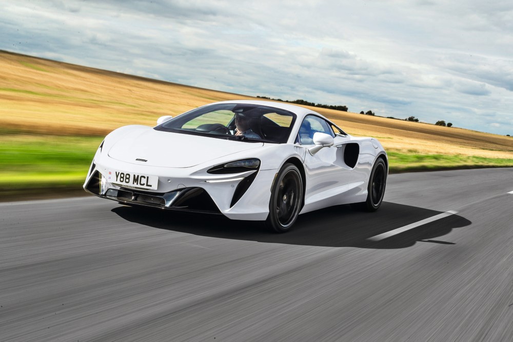 マクラーレン・アルトゥーラ 詳細データテスト 鋭いレスポンス 秀逸なハンドリング 難点は乗り心地（AUTOCAR JAPAN）(ヘッドライン