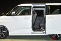 ダイハツ新型「ムーヴ」発表！ 30年の歴史で初の「スライドドア」なぜ採用？ 「タント」や「キャンバス」じゃダメ？ あえて「ちょうどいいサイズ」で求められる理由とは！