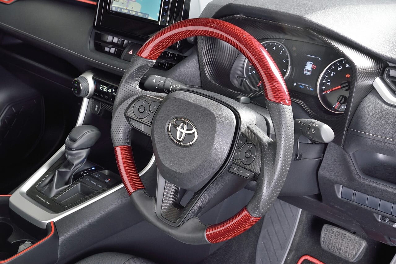 最高級本牛革を使用!!〈トヨタ・RAV4〉純正交換型ステアリング｜REAL