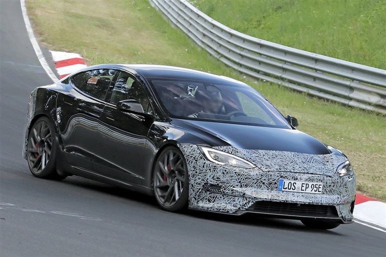 【初撮影】最強のテスラ「モデルS プラッド」改良新型がテスト開始。1100馬力超えでニュル最速奪還を狙う