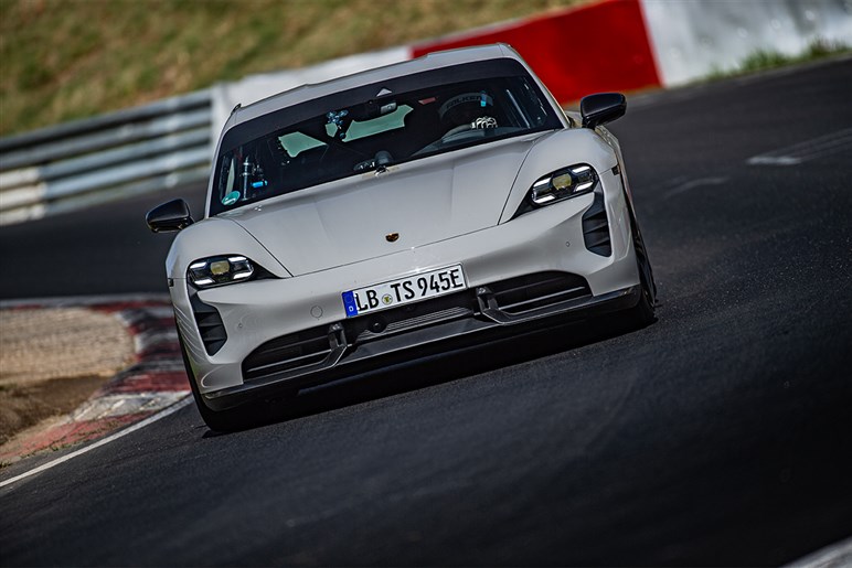 【初撮影】最強のテスラ「モデルS プラッド」改良新型がテスト開始。1100馬力超えでニュル最速奪還を狙う