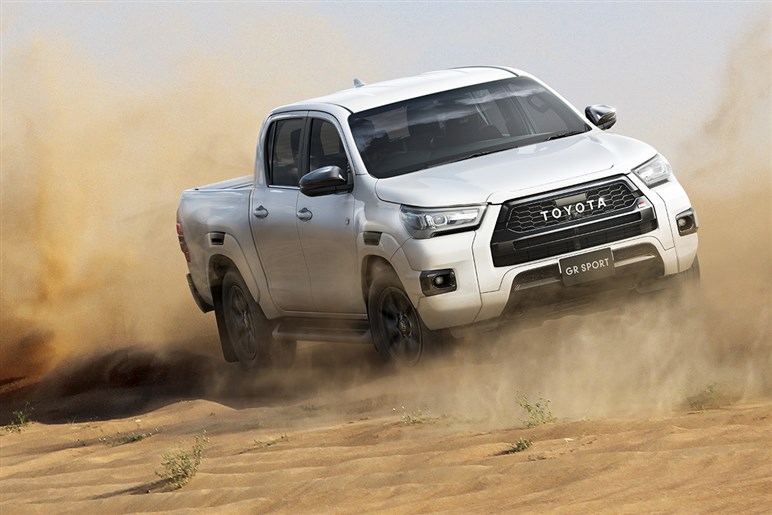 【上手すぎでしょ】デザイナーが制作した新型「RAV4」の“ピックアップ仕様”が想像以上に違和感ナシな件