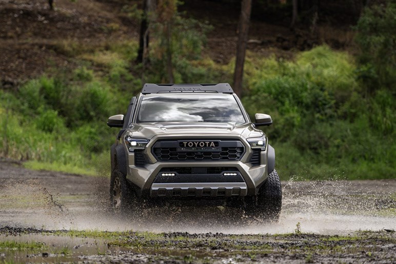 【上手すぎでしょ】デザイナーが制作した新型「RAV4」の“ピックアップ仕様”が想像以上に違和感ナシな件