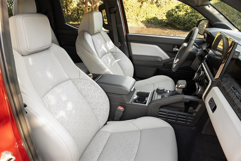 【上手すぎでしょ】デザイナーが制作した新型「RAV4」の“ピックアップ仕様”が想像以上に違和感ナシな件