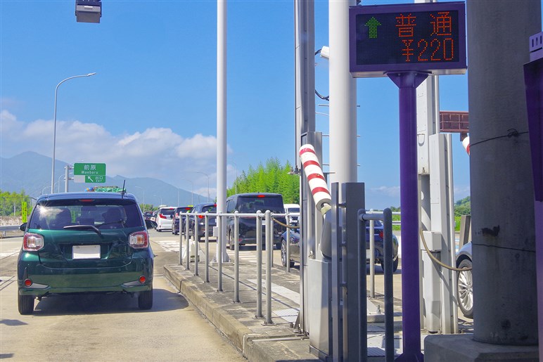 【ドライバーは全員知るべき】先頭で入られてもズルではない。渋滞緩和になる「ファスナー合流」とは？