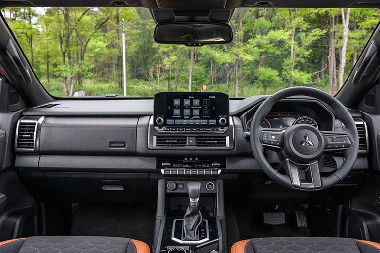 【上手すぎでしょ】デザイナーが制作した新型「RAV4」の“ピックアップ仕様”が想像以上に違和感ナシな件