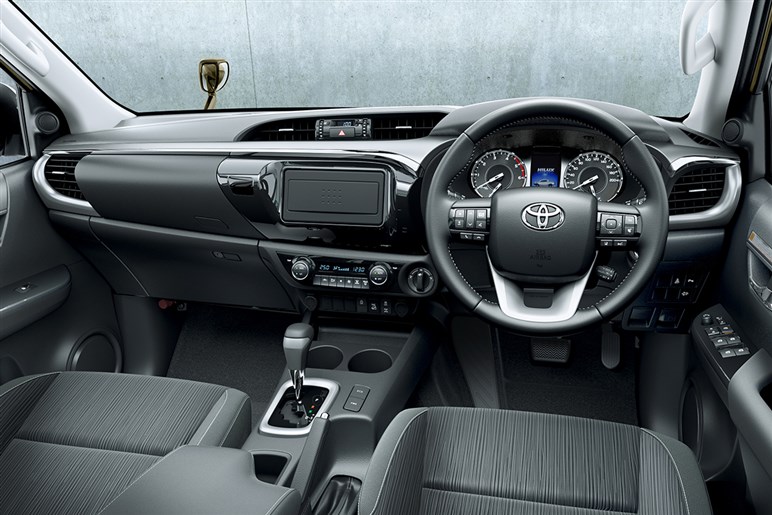 【上手すぎでしょ】デザイナーが制作した新型「RAV4」の“ピックアップ仕様”が想像以上に違和感ナシな件