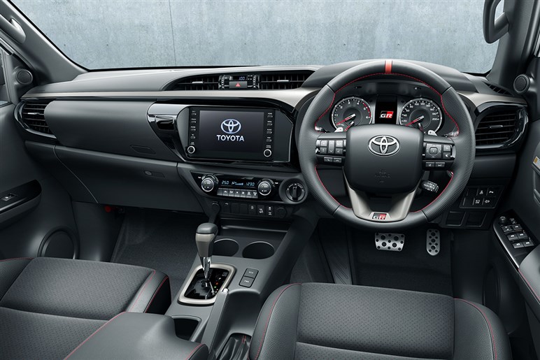 【上手すぎでしょ】デザイナーが制作した新型「RAV4」の“ピックアップ仕様”が想像以上に違和感ナシな件