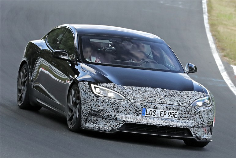 【初撮影】最強のテスラ「モデルS プラッド」改良新型がテスト開始。1100馬力超えでニュル最速奪還を狙う