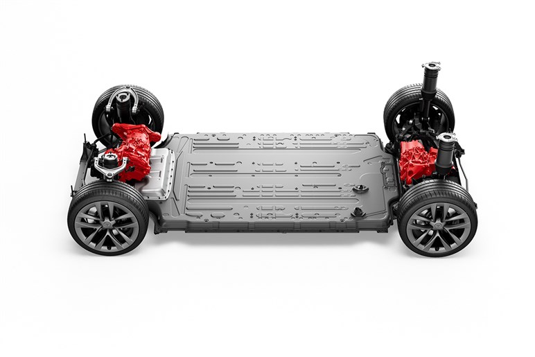 【初撮影】最強のテスラ「モデルS プラッド」改良新型がテスト開始。1100馬力超えでニュル最速奪還を狙う