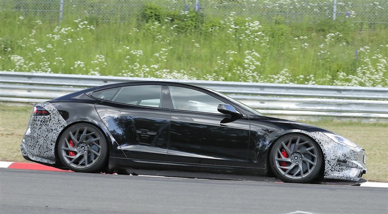 【初撮影】最強のテスラ「モデルS プラッド」改良新型がテスト開始。1100馬力超えでニュル最速奪還を狙う