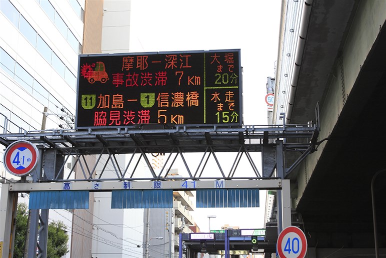 【ドライバーは全員知るべき】先頭で入られてもズルではない。渋滞緩和になる「ファスナー合流」とは？