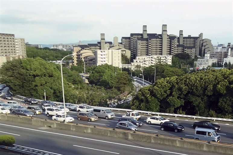 【ドライバーは全員知るべき】先頭で入られてもズルではない。渋滞緩和になる「ファスナー合流」とは？