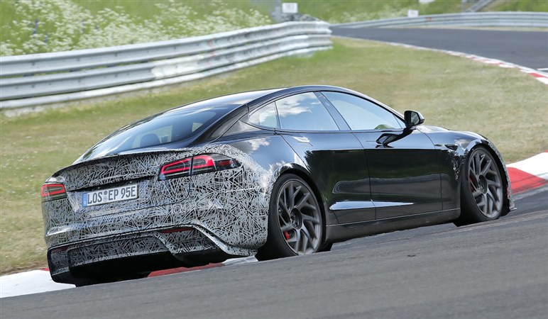 【初撮影】最強のテスラ「モデルS プラッド」改良新型がテスト開始。1100馬力超えでニュル最速奪還を狙う