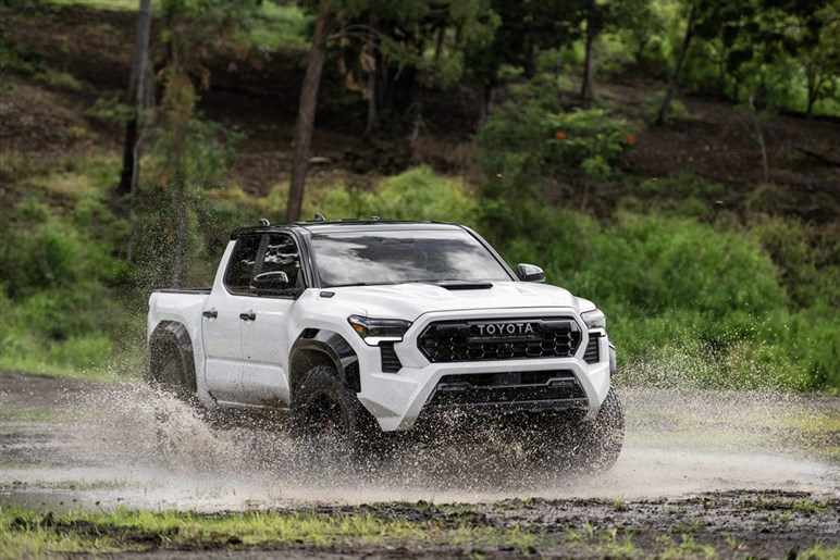 【上手すぎでしょ】デザイナーが制作した新型「RAV4」の“ピックアップ仕様”が想像以上に違和感ナシな件