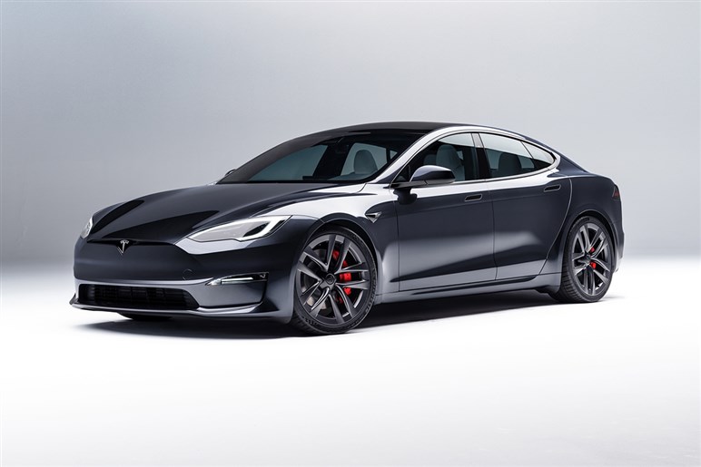 【初撮影】最強のテスラ「モデルS プラッド」改良新型がテスト開始。1100馬力超えでニュル最速奪還を狙う