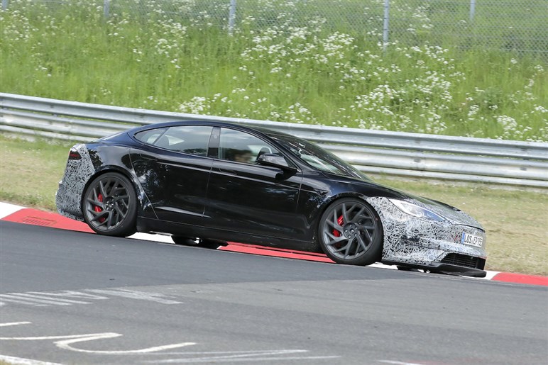 【初撮影】最強のテスラ「モデルS プラッド」改良新型がテスト開始。1100馬力超えでニュル最速奪還を狙う