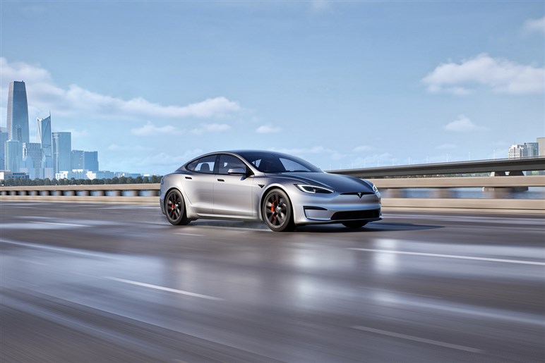 【初撮影】最強のテスラ「モデルS プラッド」改良新型がテスト開始。1100馬力超えでニュル最速奪還を狙う