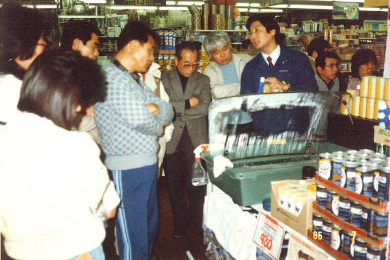 雨の日の視界不良、原因は油膜！ 50年間ドライバーの安全運転を支える洗車用品「キイロビン」とは？