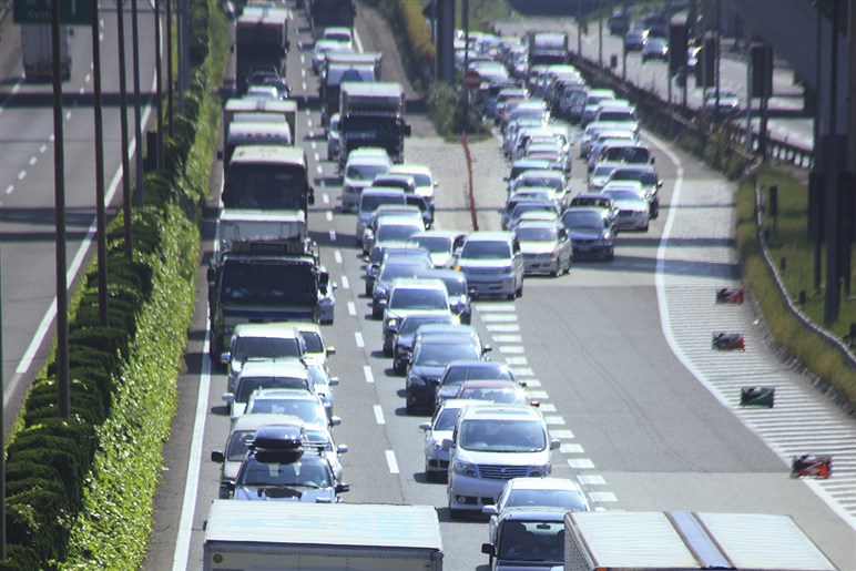【ドライバーは全員知るべき】先頭で入られてもズルではない。渋滞緩和になる「ファスナー合流」とは？