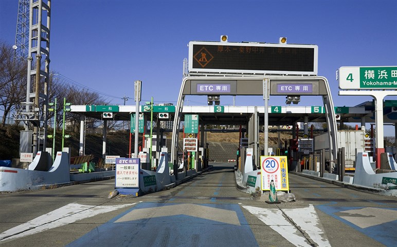【ドライバーは全員知るべき】先頭で入られてもズルではない。渋滞緩和になる「ファスナー合流」とは？
