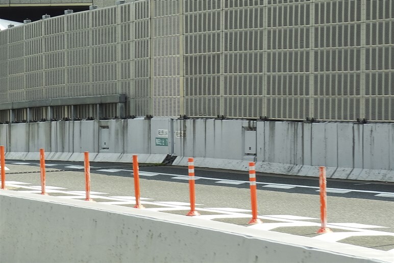 【ドライバーは全員知るべき】先頭で入られてもズルではない。渋滞緩和になる「ファスナー合流」とは？