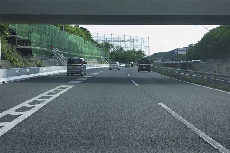 【ドライバーは全員知るべき】先頭で入られてもズルではない。渋滞緩和になる「ファスナー合流」とは？