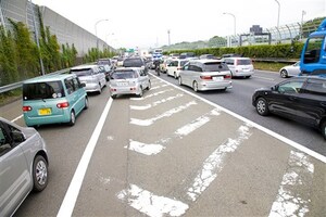 【ドライバーは全員知るべき】先頭で入られてもズルではない。渋滞緩和になる「ファスナー合流」とは？