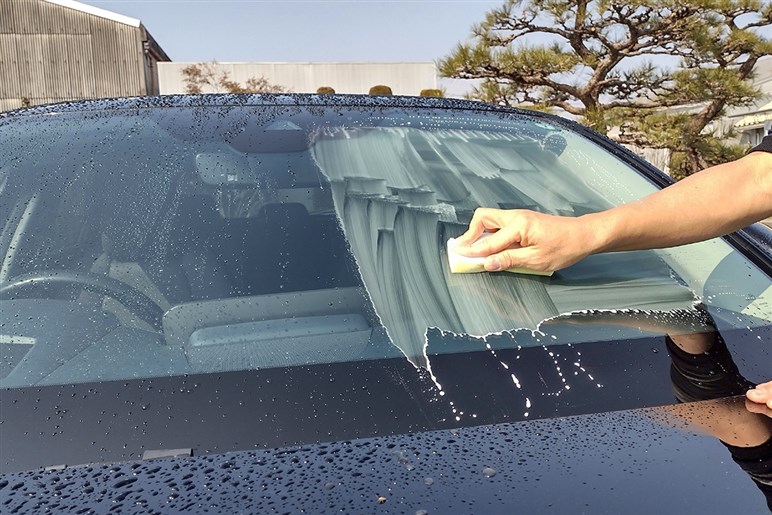 雨の日の視界不良、原因は油膜！ 50年間ドライバーの安全運転を支える洗車用品「キイロビン」とは？