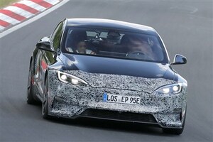 【初撮影】最強のテスラ「モデルS プラッド」改良新型がテスト開始。1100馬力超えでニュル最速奪還を狙う