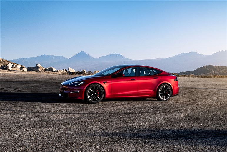 【初撮影】最強のテスラ「モデルS プラッド」改良新型がテスト開始。1100馬力超えでニュル最速奪還を狙う