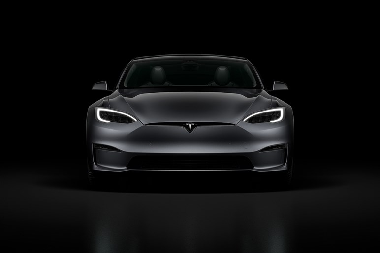【初撮影】最強のテスラ「モデルS プラッド」改良新型がテスト開始。1100馬力超えでニュル最速奪還を狙う
